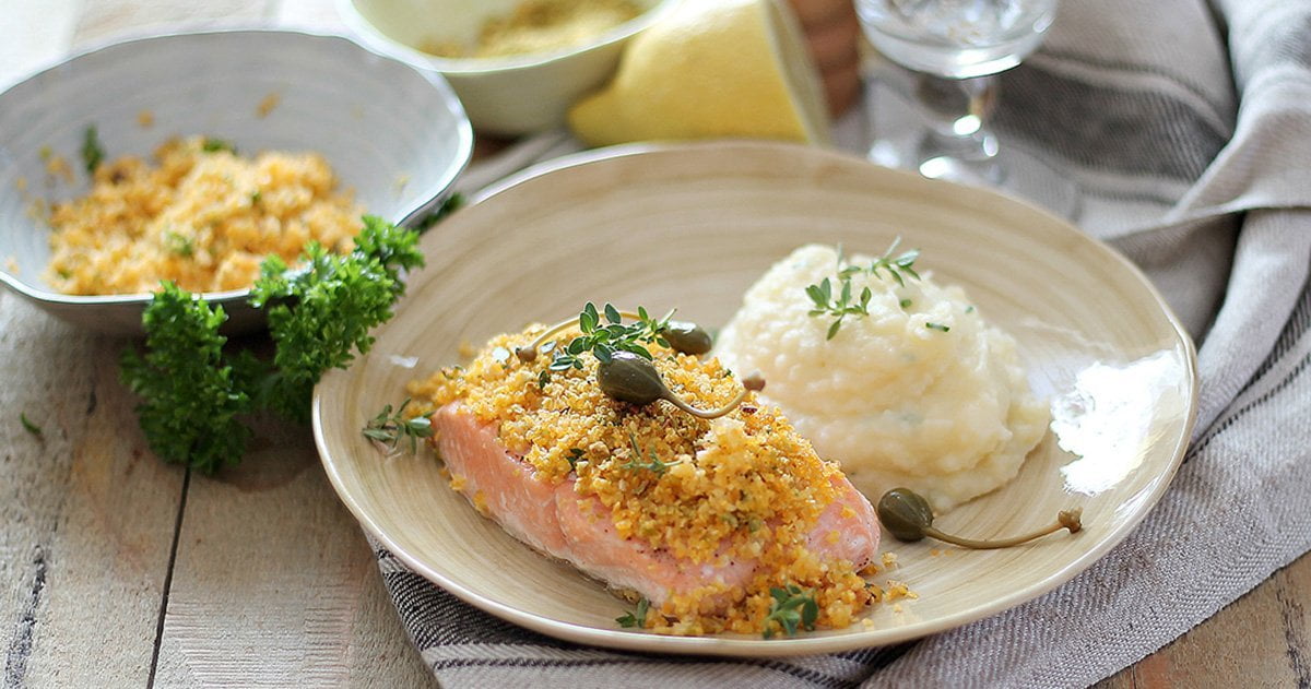 Salmone in crosta di cous cous al mais senza glutine e pistacchi, accompagnato con purè