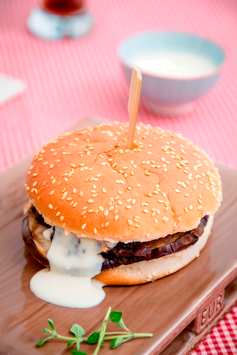 Panino Hamburger con melanzane grigliate e marinate, crema di pecorino e cipolla caramellata