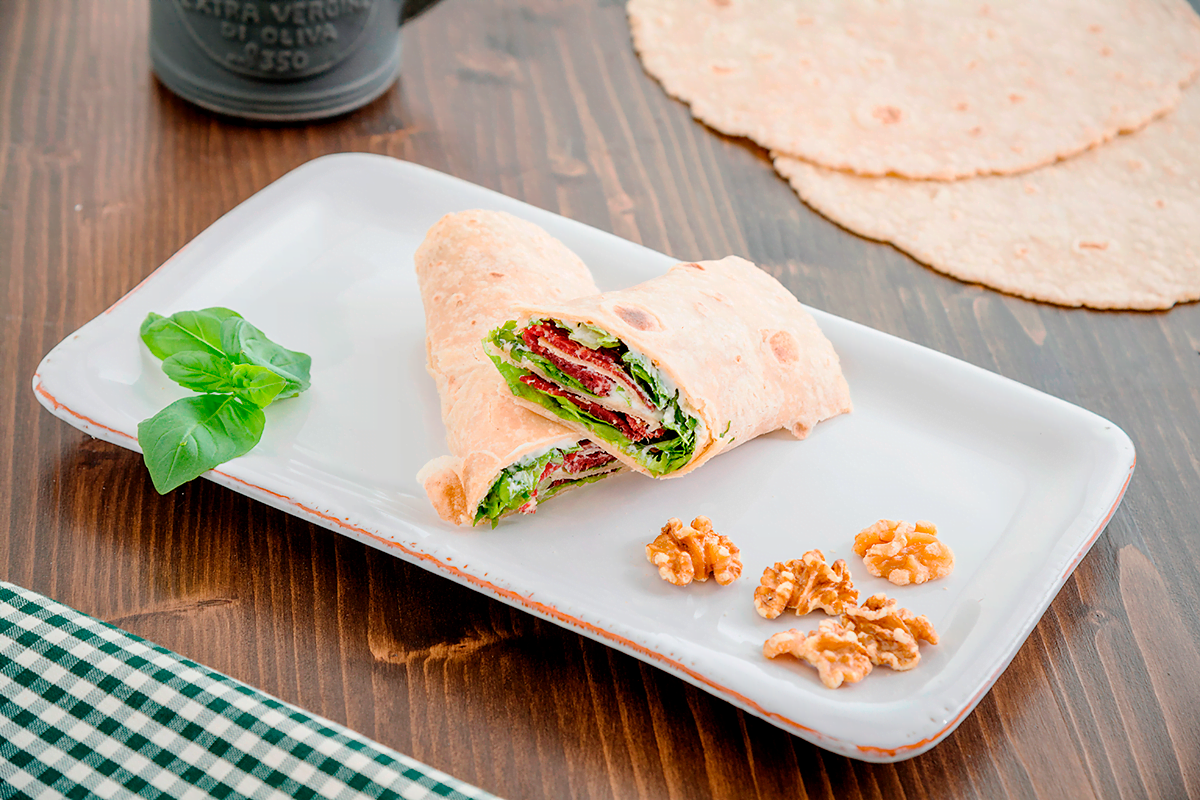 Wrap con bresaola della Valtellina, formaggio cremoso aromatizzato alla paprica, gherigli di noci e julienne d’insalata croccante