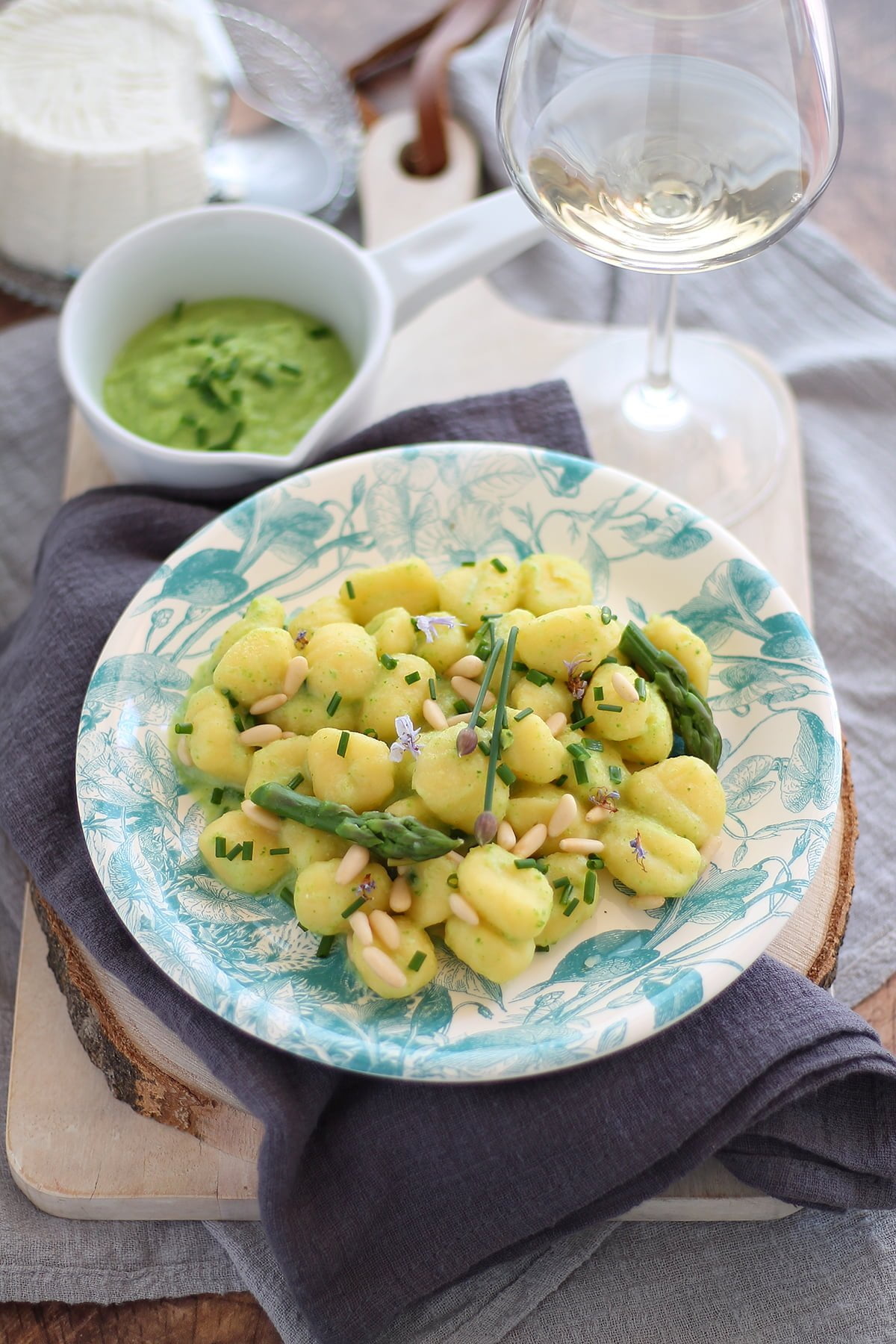 Gnocchi di patate senza glutine al pesto di asparagi e zucchine