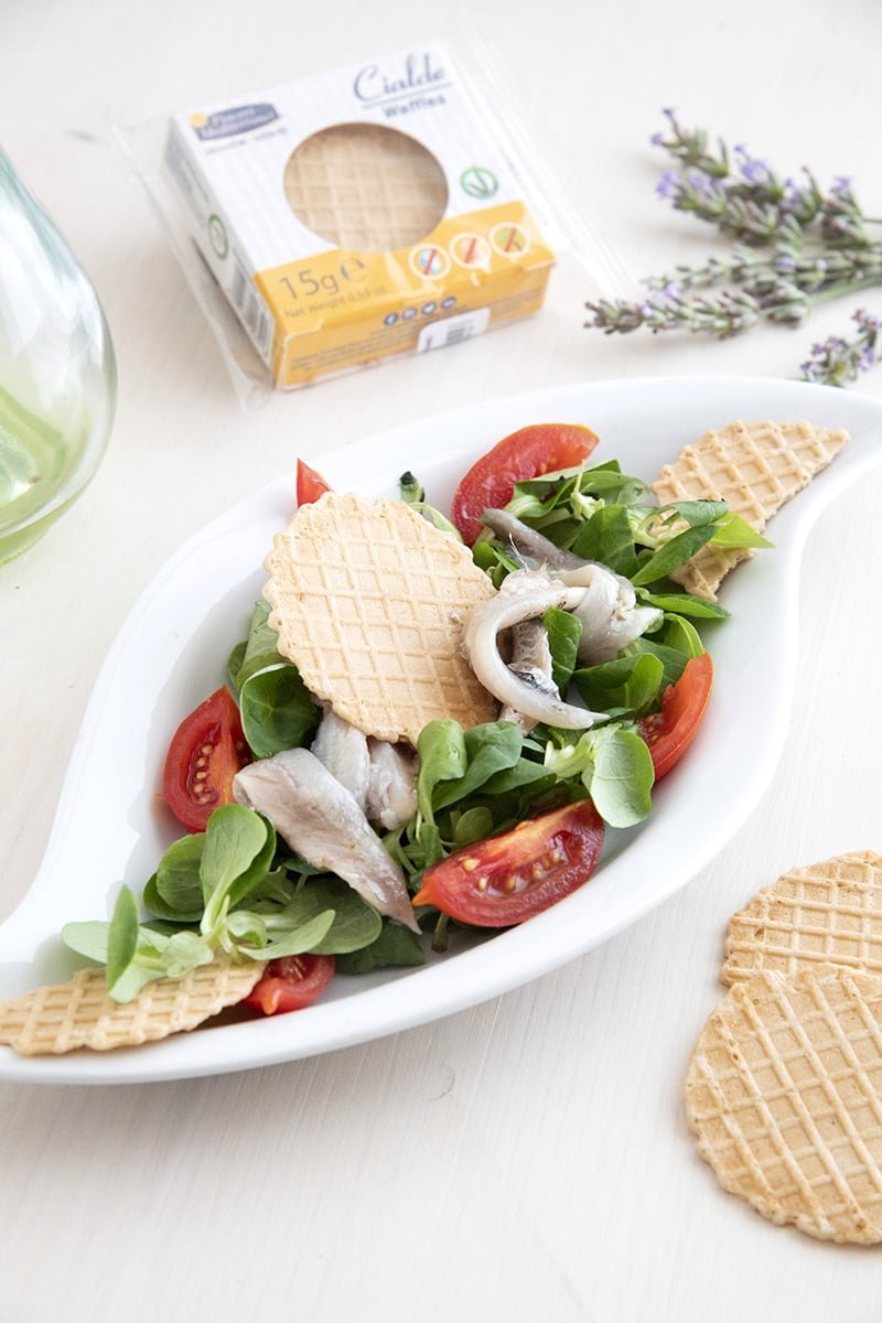 Insalata di Valeriana con alici marinate, pomodorini e cialde gluten free