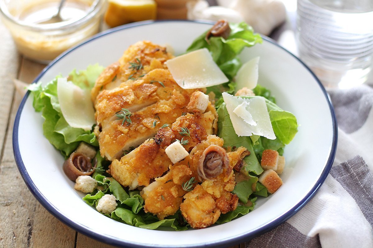 Caesar salad e pollo croccante con panatura senza glutine