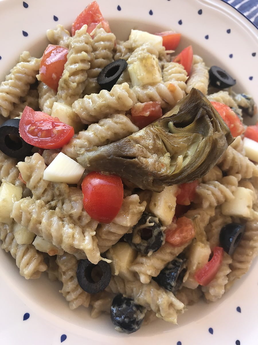 Fusilli senza glutine con crema di carciofi, pomodorini, scamorza e olive nere