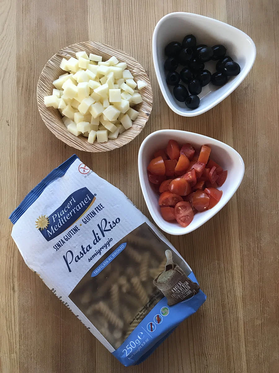 Fusilli senza glutine con crema di carciofi, pomodorini, scamorza e olive nere