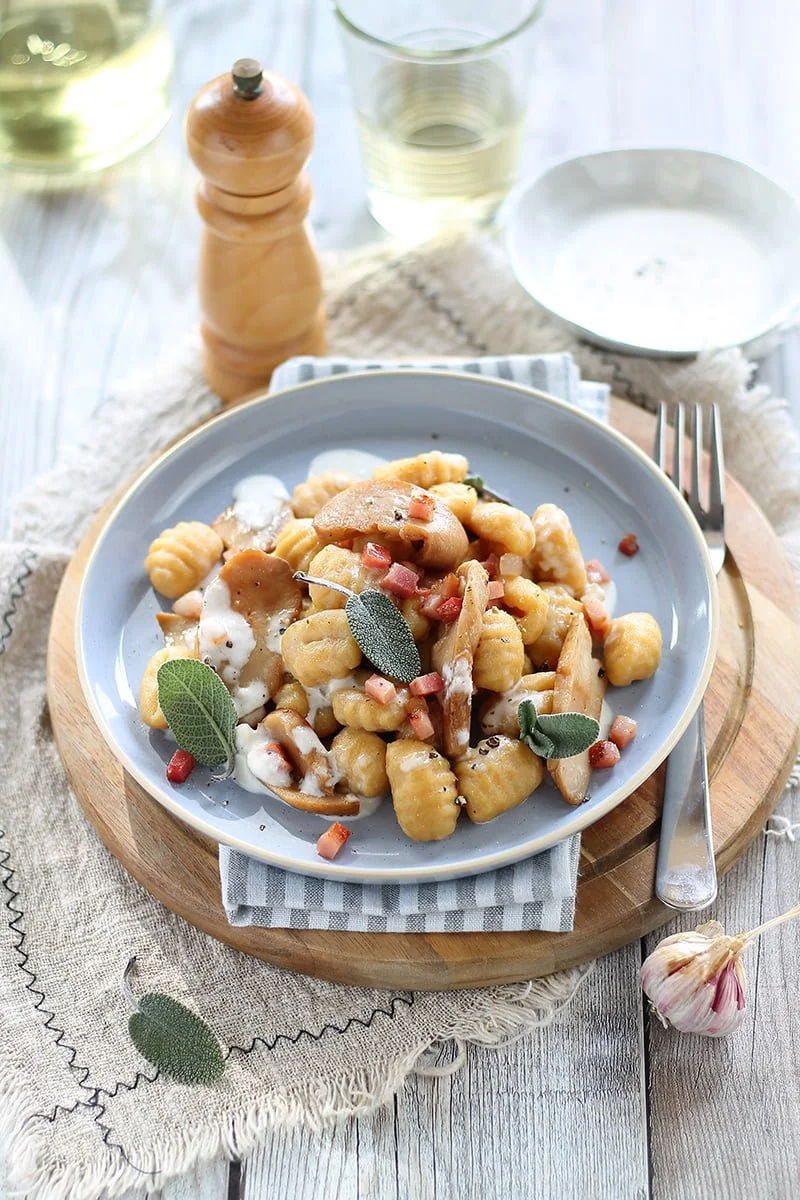 Gnocchi di zucca alla crema di formaggio, porcini e speck  