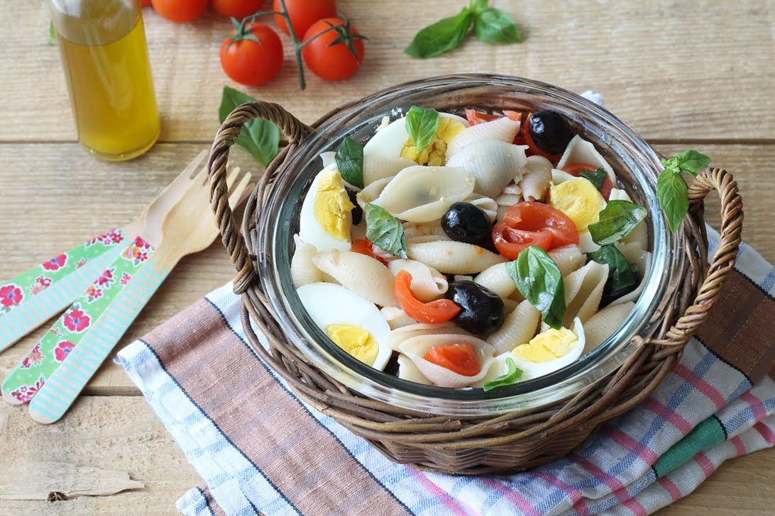 Pasta fredda senza glutine con merluzzo, pomodorini e olive nere