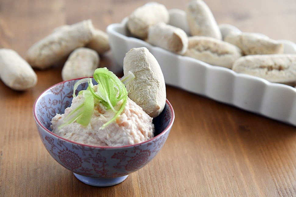 Mini grissini con mousse di salmone e sedano Riccio