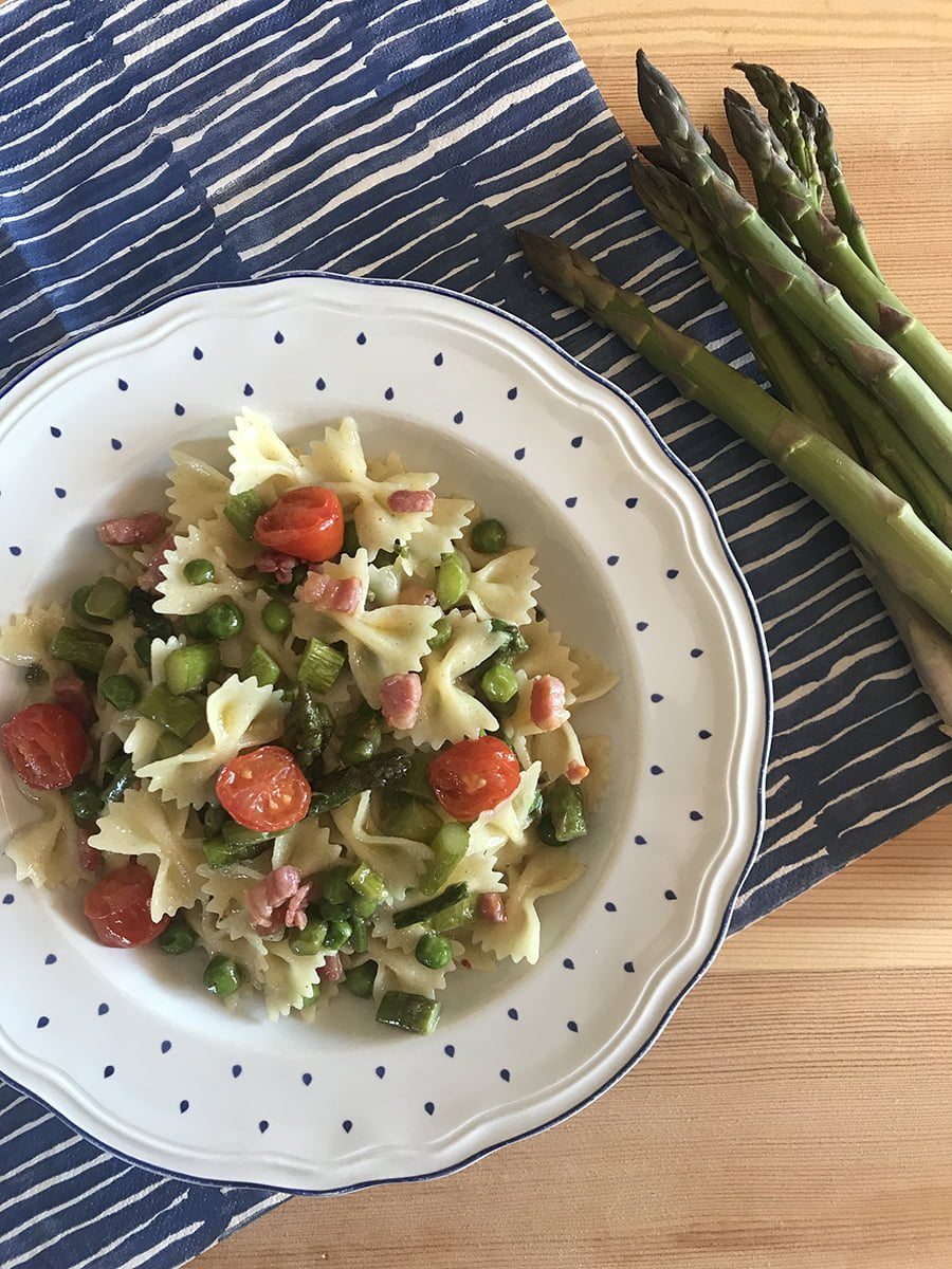 Pasta con asparagi, pisellini, pancetta e pomodorini