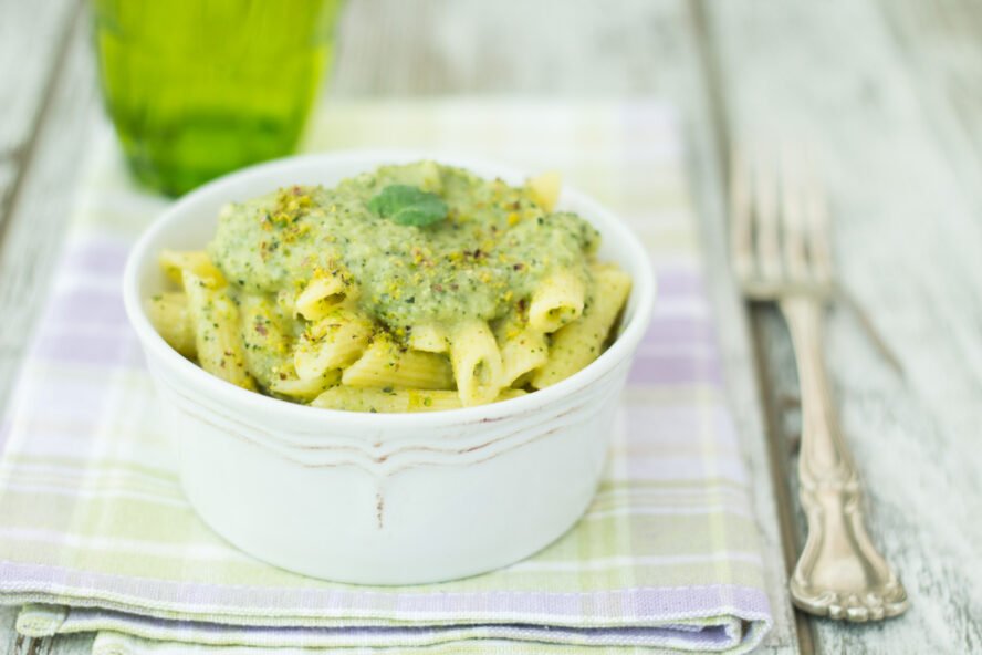 Pasta senza glutine con pesto di zucchine, pistacchi e menta